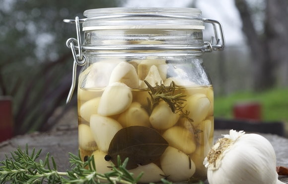 1. Этап. Квашеный чеснок: Вы можете законсервировать его, если хотите. Для этого рассол слейте и приготовьте новый, залейте им чеснок. А потом законсервируйте по тому же принципу, что и квашеные огурцы. Но вообще-то такой чесночок и без консервации простоит у вас несколько месяцев! Приятного аппетита;)