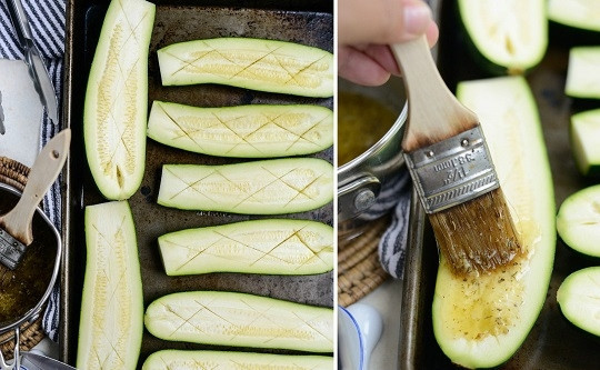 1. Этап. Цукини на гриле с чесноком и сыром: 3. Нарежьте тонким ножом пополам цукини (крупные можно нарезать на 3-4 ломтика), сделайте легкие надрезы. Полученной смесью промажьте цукини.