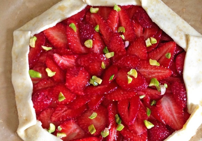 1. Этап. Галета с клубникой: 5. Заверните края на клубнику, смажьте края взбитым яйцом и посыпьте сахаром, добавьте к клубнике рубленые фисташки.