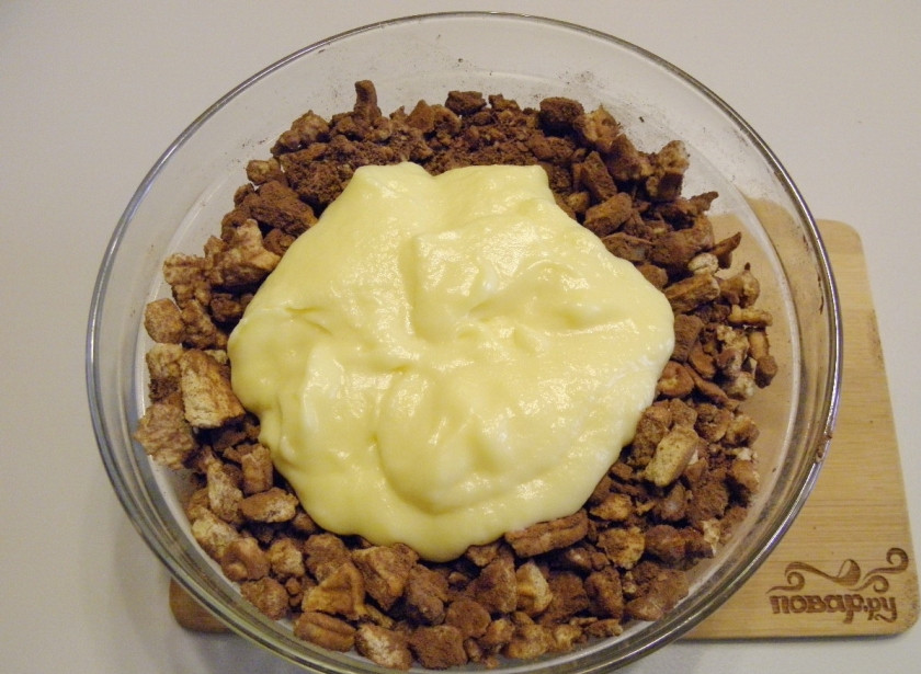 1. Этап. Сладкая колбаска: Добавьте масло со сгущенкой, получается липкая плотная масса.