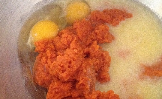 1. Этап. Тыквенно-шоколадные булочки: 3. Добавьте сахар и растопленное сливочное масло.