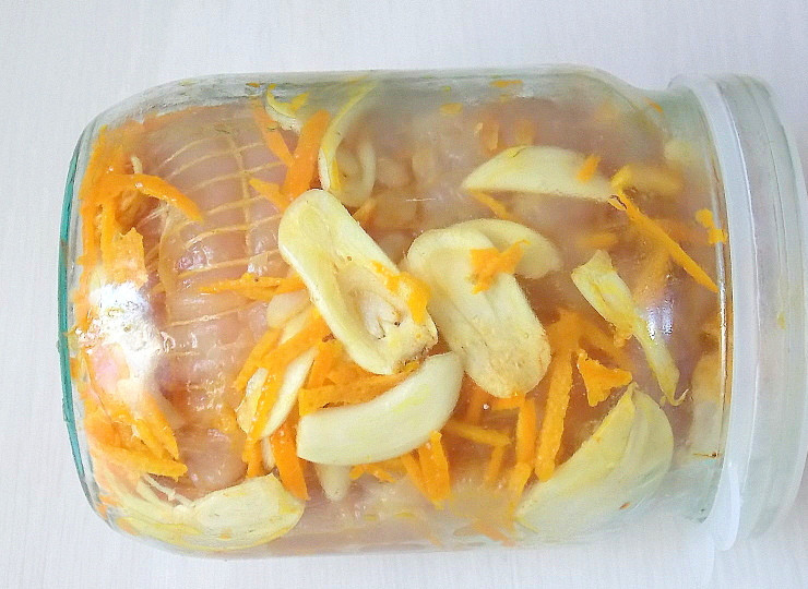 1. Этап. Мраморная индейка: Мясо выложите в банку, закройте и уберите в холодильник на 24 часа, в горизонтальном положении. Поворачивайте банку каждые 4 часа, чтобы маринад лучше распределился.