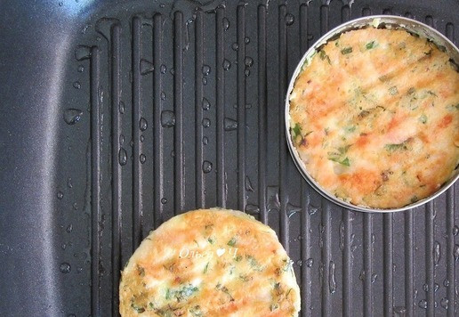 1. Этап. Чикенбургер с сыром и баклажанами: Затем переверните, аккуратно снимите кольцо, проведя ножом по кругу, и обжарьте котлеты с другой стороны до готовности. На еще горячие котлеты положите по ломтику плавленого сыра 