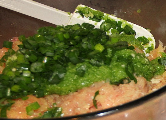 1. Этап. Тефтели с подливкой куриные: 1. Для приготовления фарша необходимо вымыть, обсушить и пропустить через мясорубку филе. Добавить хлеб, предварительно замочив его в молоке. Лук с чесноком очистить и также пропустить через мясорубку. Половину лимона или лайма измельчить в блендере или мясорубке и добавить в фарш. Вымыть и просушить свежую зелень, нарезать мелко и добавить в фарш.