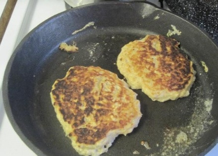 1. Этап. Котлеты из овсяных хлопьев: Обжариваем наши котлетки на среднем огне с обеих сторон до образования румяной корочки. А готовые котлетки подаем со сметаной или соусом.