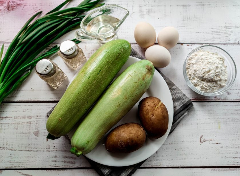 1. Этап. Котлеты из кабачков на пару: Подготовьте все необходимые ингредиенты. Картофель сварите до готовности и дайте ему полностью остыть.