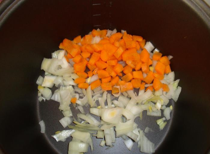 1. Этап. Суп с лапшой в мультиварке: Морковь так же очищаем и нарезаем мелко или трем на крупной терке, добавляем к луку.