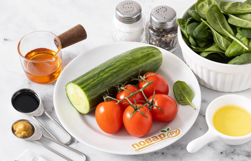 1. Этап. Салат со шпинатом, помидорами и огурцами: Подготовьте все ингредиенты.