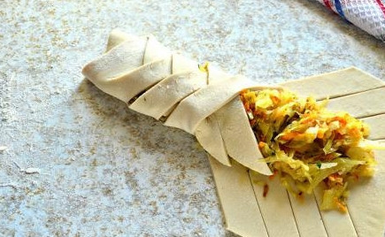 1. Этап. Кулебяка из слоеного теста: 8. Закрывайте пирог, чередуя полоски теста с одной и с другой стороны внахлест. Получится вот так.