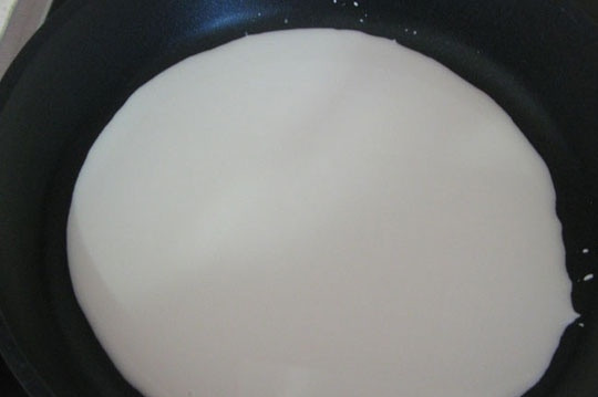 1. Этап. Семга под сливочно-икорным соусом: Готовим соус. В кастрюлю наливаем сливки, ставим на плиту и доводим до кипения. Уменьшаем огонь и увариваем сливки до густого состояния. Сливки нужно постоянно помешивать.