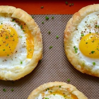 Яичница на слоеном тесте