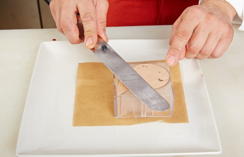 1. Этап. Шоколадный мусс с клюквой и лаймом: 6. Заполнить форму шоколадным муссом, сверху выложить на мусс срез лайма и посыпать мелко нарезанной сушеной клюквой.