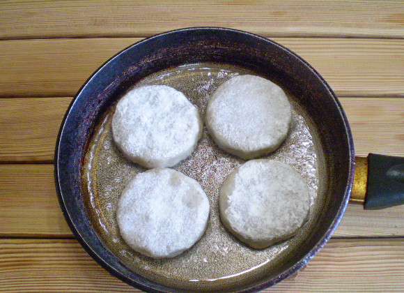 1. Этап. Котлеты из перловки: 8. Жарим на большой огне на масле до румяной корочки.