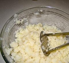 1. Этап. Котлеты из цветной капусты: Сваренную цветную капусту необходимо размять при помощи толкушки.