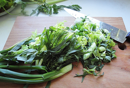 1. Этап. Чакапули из телятины: Всю зелень мелко нарезаем. Делим на две части.