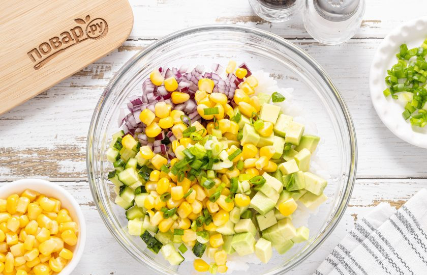 1. Этап. Салат с рисом, кукурузой и майонезом: Зеленый лук мелко порубите.