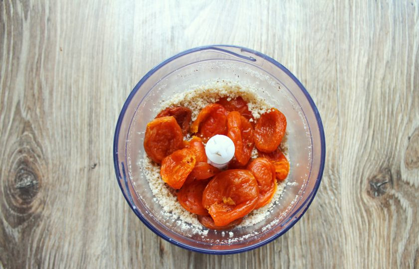 1. Этап. Конфеты Фитнес: Выложите в чашу блендера к орехам курагу.