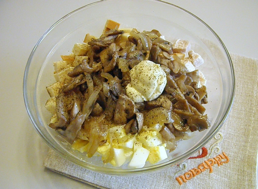1. Этап. Салат с шампиньонами и куриной грудкой: Соберите все ингредиенты салата, добавьте майонез, соль и специи по вкусу. Можно добавить свежую зелень.
