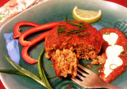 1. Этап. Биточки в томатном соусе: Готовое блюдо вместе с любым гарниром раскладываем по тарелкам, поливаем биточки соусом и подаем к столу. Приятного всем аппетита!