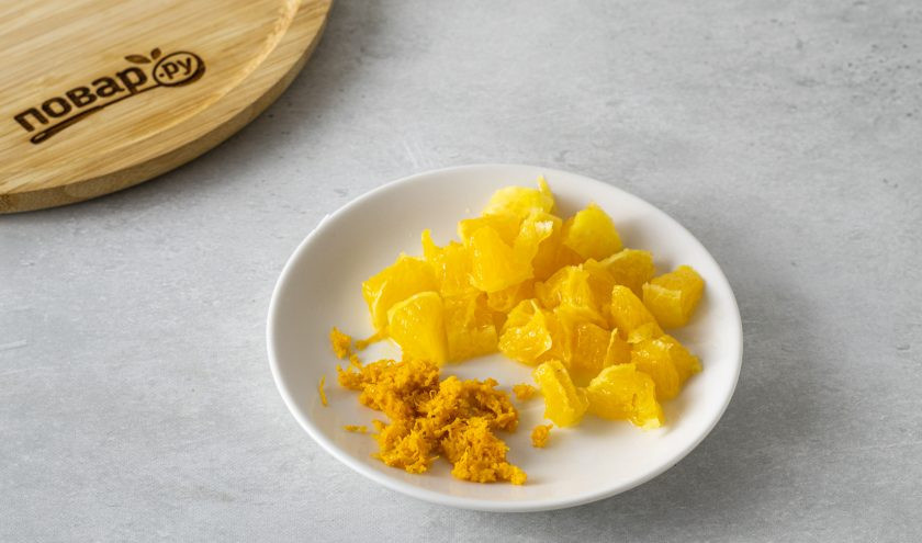 1. Этап. Варенье из тыквы без сахара: Апельсин ошпарьте кипятком. Снимите цедры, очистите и нарежьте мякоть апельсина на кубики.