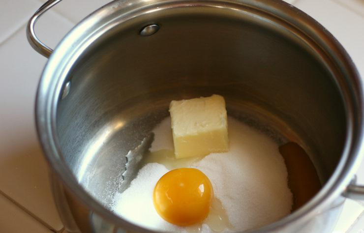 1. Этап. Ананасовый пирог с безе: 1. Предварительно разогреть духовку до 200 градусов. Разделить яйца на белки и желтки. Чтобы приготовить пирог, смешать сахарный песок, сливочное масло и яичные желтки в средней кастрюле. Белки отложите в сторону для последующего приготовления безе.