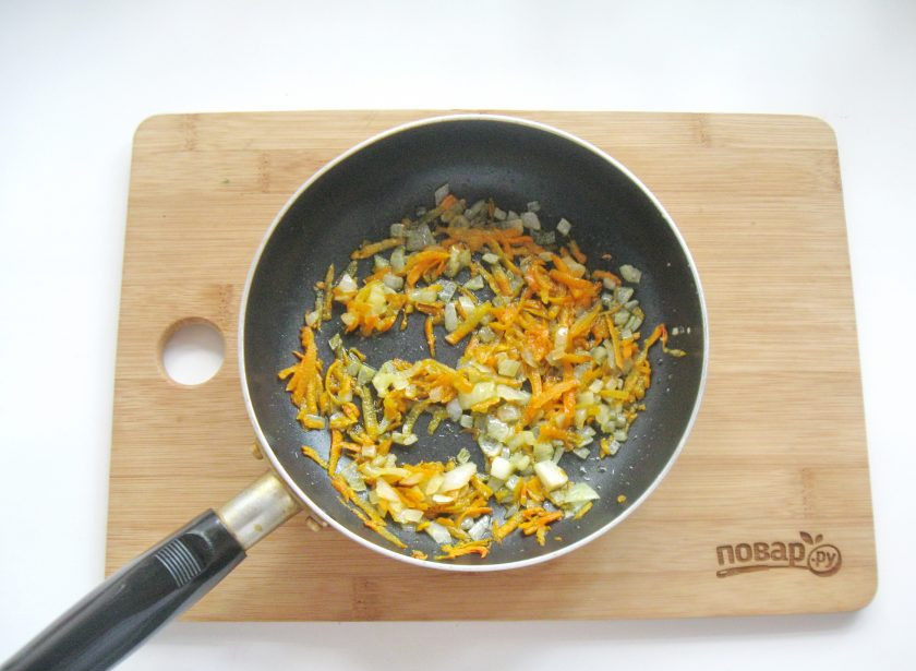 1. Этап. Пюре гороховое с копченостями: Налейте в сковороду воду и поджарьте овощи до мягкости.