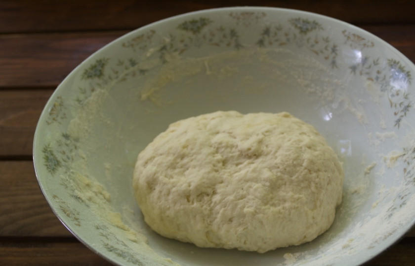 1. Этап. Чебуреки с творогом и зеленью: Полученное тесто уложите в миску. Затяните пленкой и оставьте на 30 минут.