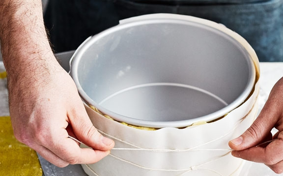 1. Этап. Пирог Лукошко с беконом: 3. Обмотайте большую часть теста вокруг формы , закрепите его бумагой для выпечки. Оставьте тесто в холодильнике на полчаса.