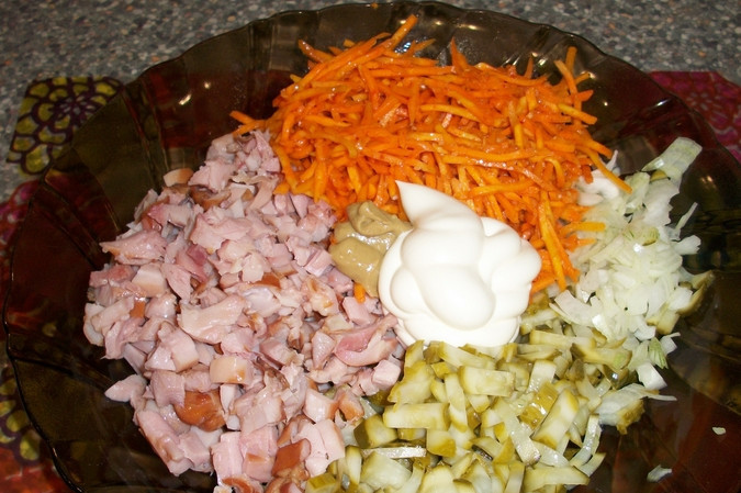 1. Этап. Лаваш с корейской морковкой и огурцом: Лук очищаем и мелко нарезаем. Куриное мясо очищаем от кожицы и нарезаем кубиками. Огурцы режем мелкими ломтиками. Все смешиваем в одной емкости, добавляем корейскую морковь, горчицу и майонез.