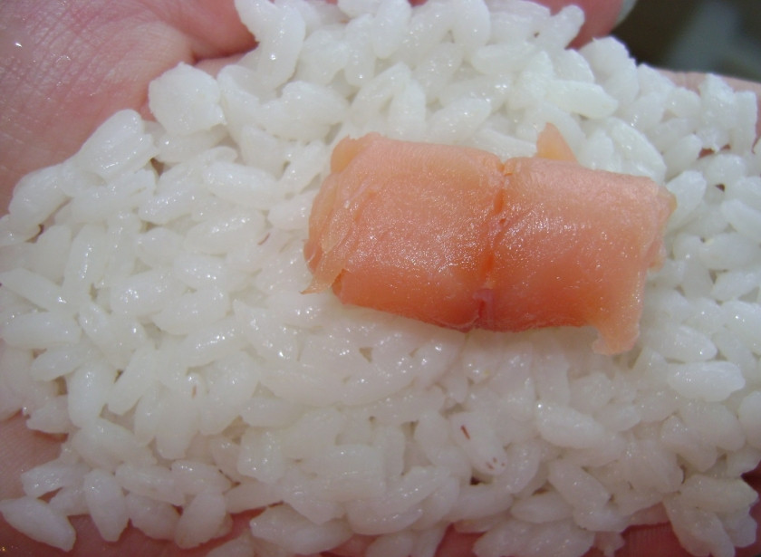 1. Этап. Рисовые шарики с начинкой: Сворачиваем рисовую лепешку в шарик. На другую лепешку кладем рыбу и также сворачиваем