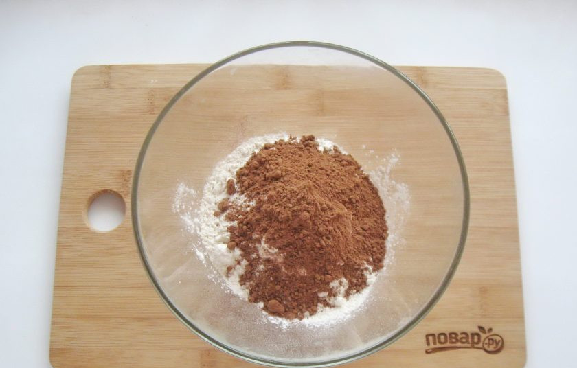 1. Этап. Пирог Стеганое одеяло: Добавьте столовую ложку с горкой какао и разрыхлитель.