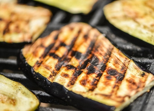 1. Этап. Баклажаны на углях: 5. Осталось только отправить их на угли и обжарить до румяности с двух сторон. Важно не пересушить баклажаны, так что не держите их на огне слишком долго.