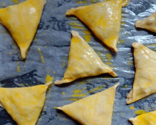 1. Этап. Самса в духовке: 9. Выкладываем самсу на противень (слепленными швами вниз), смазываем поверхность каждого пирожка яйцом (лучше желтком). Отправляем противень в духовку, и запекаем самсу около 25 минут.