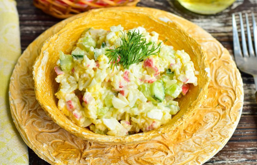 1. Этап. Салат с крабовым мясом по ГОСТу: Салат из крабовых палочек по ГОСТУ готов! Приятного аппетита!