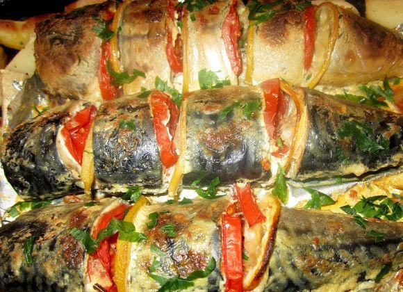 1. Этап. Скумбрия в фольге: Ставим противень с рыбой в нагретую до 180 градусов духовку минут на 35-40. Чтобы получить приятную золотистую корочку - минут за 5-10 до конца готовки раскройте верхний слой фольги. Когда рыбка подрумянится - доставайте блюдо из духовки и наслаждайтесь вкусным и нежным деликатесом!