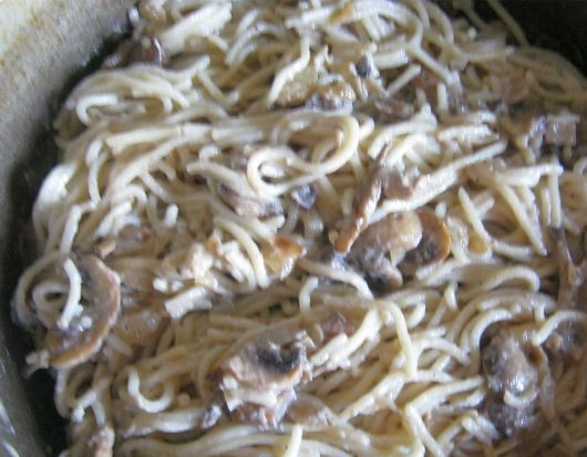 1. Этап. Спагетти под сливочным соусом: 6. Заливаем спагетти соусом с грибами и тщательно перемешиваем.