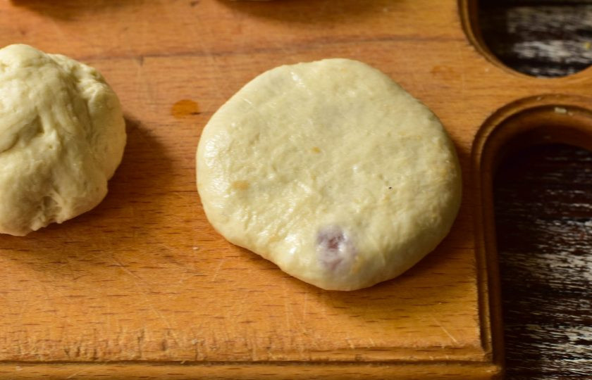 1. Этап. Беляши без яиц: Скрепите края беляша и придавите его.