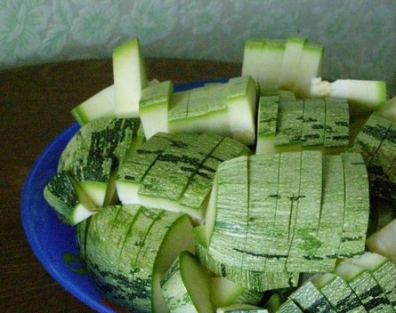 1. Этап. Жареные кабачки с чесноком на зиму: Кабачки моем и режем.