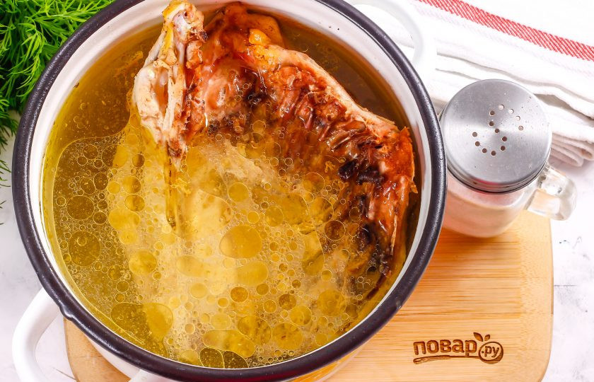 1. Этап. Уха из петуха: Промойте часть петуха и выложите ее в кастрюлю или казан. Залейте горячей водой и доведите до кипения, удалите образовавшуюся пену. Добавьте соль, лавровые листья и отварите птицу примерно 1,5 часа до мягкости. Затем извлеките петуха из бульона, разберите его на части для добавления в тарелки.