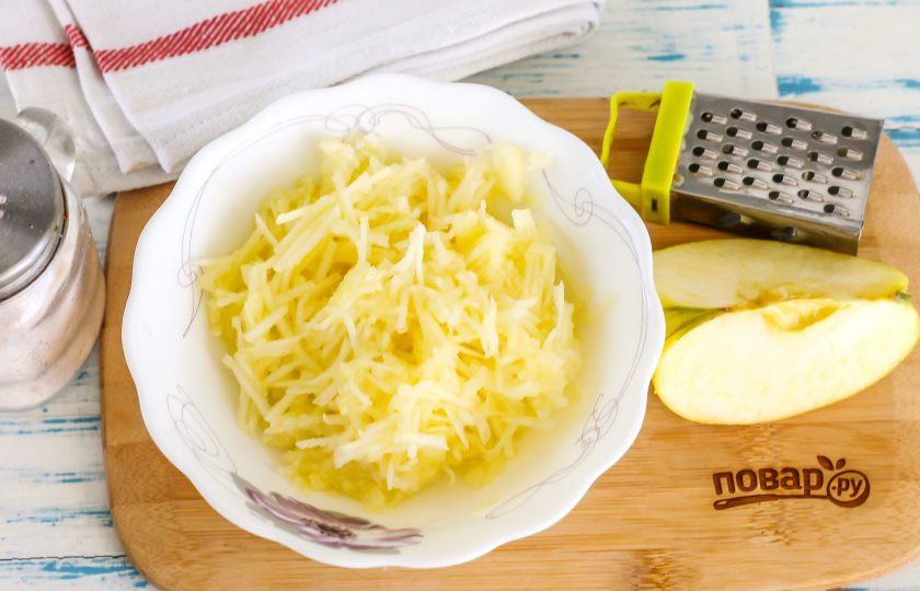 1. Этап. Блины на кефире с припеком: В это время промойте и очистите яблоко от кожуры и семян, натрите яблочную мякоть на терке с мелкими ячейками в пиалу.
