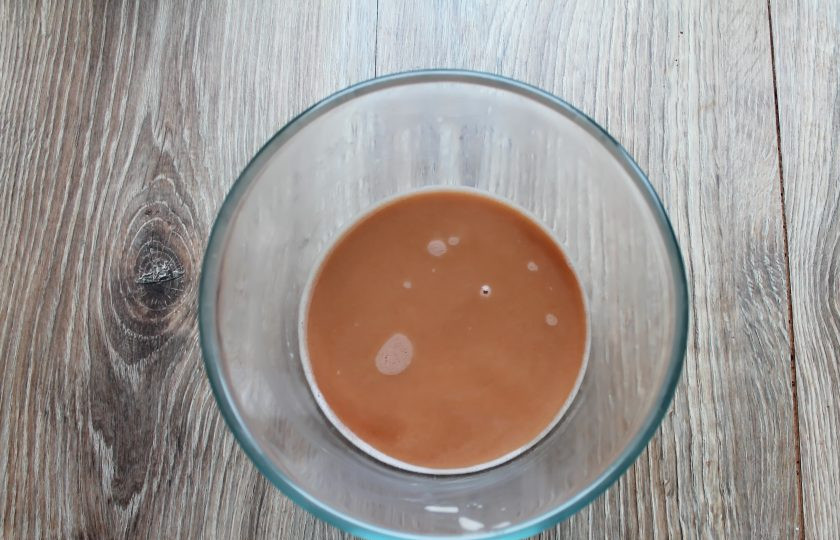 1. Этап. Кофе Сникерс: Влейте в чашу горячую воду и хорошенько перемешайте до однородности.