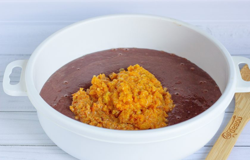 1. Этап. Печеночное суфле с шампиньонами: Также измельчите жареные овощи и добавьте их к печени. Перемешайте.