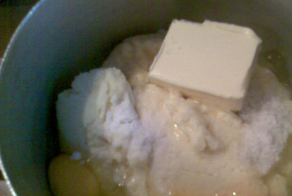 1. Этап. Cыр ольтермани в домашних условиях: В отдельную емкость перекладываем стекший творог. Добавляем яйца, соль, масло и соду. Перемешиваем все руками, до однородности.