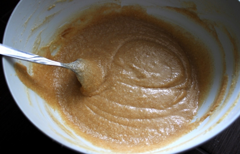 1. Этап. Бисквит с корицей: 3. Всыпаем корицу, перемешиваем тесто до однородной консистенции.