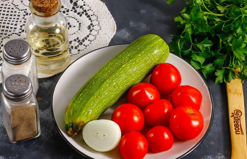 1. Этап. Теплый салат из кабачков и помидоров: Подготовьте указанные ингредиенты. Кабачок и помидоры промойте в воде. Лук очистите от кожуры и также промойте.