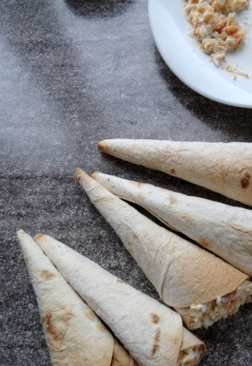 1. Этап. Рожок из лаваша с салатом Мимоза: Начинять рожки салатом, следует перед выставлением на стол. В течении двух часов они будут оставаться хрустящими, а после станут мягкими, но всё равно будет вкусно!