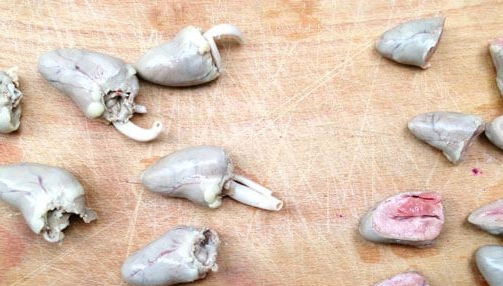 1. Этап. Жареные куриные сердечки со сметаной: Слейте воду, и остудите сердечки. Удалите с сердечек жир и лишние сосуды.