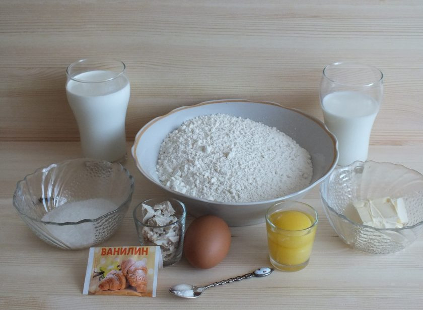 1. Этап. Булочки со сливками: Подготовьте необходимые ингредиенты. Подогрейте молоко.