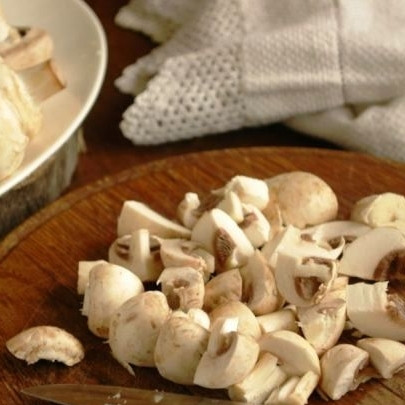 1. Этап. Баклажаны с шампиньонами: Шампиньоны промываем и режем на кусочки примерно такого же размера, как и баклажаны.