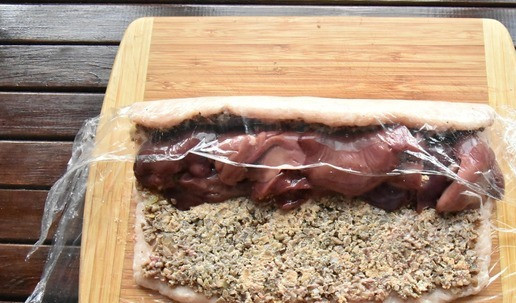 1. Этап. Страсбурский пирог: Из составляющих начинки 1 приготовьте рулет. Для этого выложите на пищевую пленку фарш из филе индейки в длину чуть меньше размера формы для запекания. Сверху на мясо разложите начинку из грибов. На середину вдоль разложите крупные целые кусочки печени. Аккуратно сверните рулет. Оберните его пленкой и положите подморозиться в морозильную камеру. Так будет легче его переложить в последствии в форму.